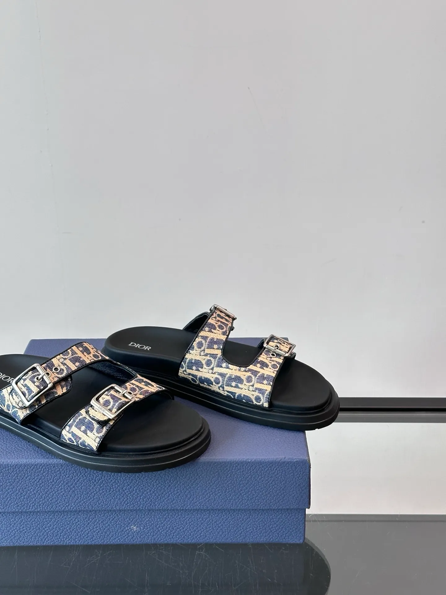 Factory price: 300💰Dior Aqua men's sandals and slippers. Showcasing Dior haute couture design. The Dior gray suede strap is accented with an aluminum Dior buckle for added style. Paired with a comfortable tonal notch sole, they pair easily with shorts or jeans for a sophisticated look. Main body: suede cow leather, technical fabric lining: cow leather, with adjustable straps, aluminum Dior buckle, Dior gray EVA insole, tonal notch rubber outsole splicing structure👌👌 size: 38-44 (45.46 customized)